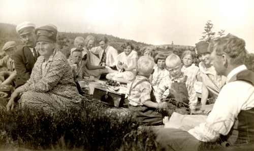 Barn og eldre sitter å prater sammen på sjektetur