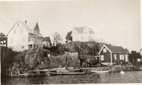 Bilde av fergeplassen tatt fra sjøen